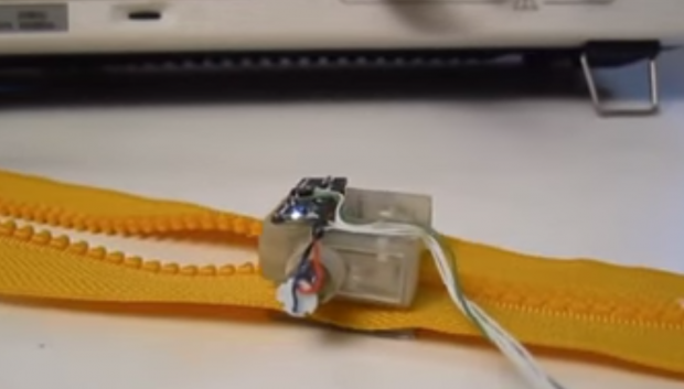 В Америке изобрели мини-робота для застегивания молний