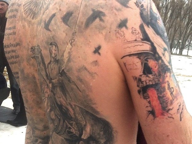 Днепропетровец Денис Канахин заканчивает свою татуировку с изображением последних событий в нашей стране. Работал над ней он целый год: прошел 18 сеансов по 4 часа каждый. 