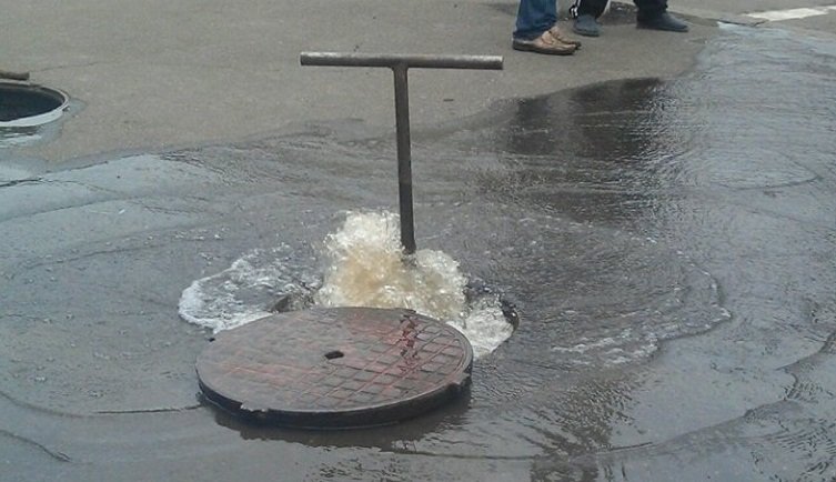 В районе Днепропетровского областного логистического центра люк превратился в фонтан.