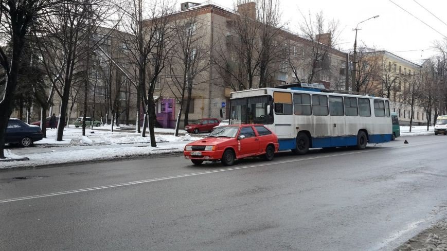 В Днепропетровске троллейбус врезался в автомобиль. Движение затруднено.