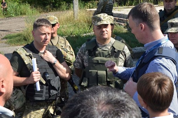 Наблюдатели ОБСЕ на встрече с украинскими военными / Пресс-центр АТО