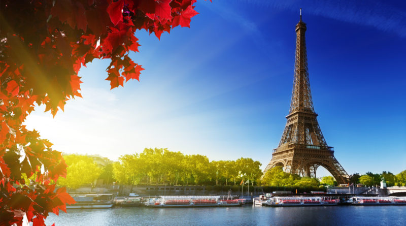 Seine-in-Paris-with-Eiffel-tower-in-autumn-time-800x445