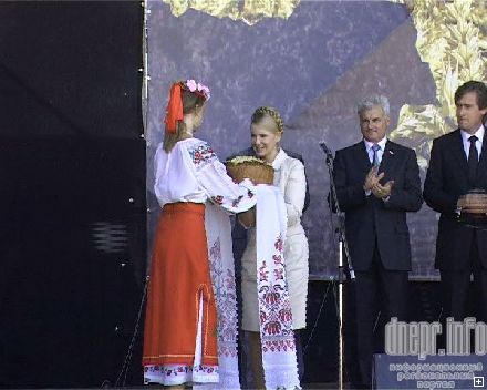 Юлии Тимошенко вручают каравай