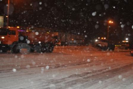 Новости Днепра про Коммунальные дорожные службы продолжают очищать город от снега (ФОТО)