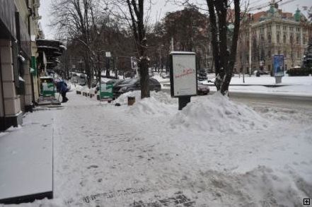 Новости Днепра про Городские власти требуют от предпринимателей убрать снег возле магазинов и на парковках (ФОТО)