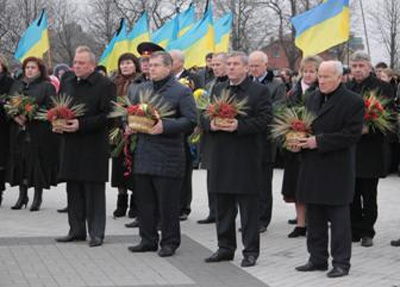 Новости Днепра про Днепропетровщина почтила память жертв Голодомора (ФОТО)
