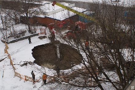 Новости Днепра про На улице Калиновой образовался провал диаметром 12 метров (ФОТО)