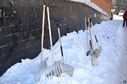 Новости Днепра про Жители Днепропетровщины вынуждены самостоятельно очищать свои дворы от снега (ФОТО)
