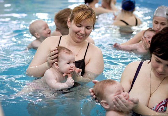 Новости Днепра про Веселые занятия в бассейне для детей с самого рождения