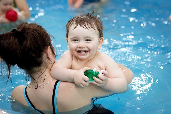 Новости Днепра про Веселые занятия в бассейне для детей с самого рождения