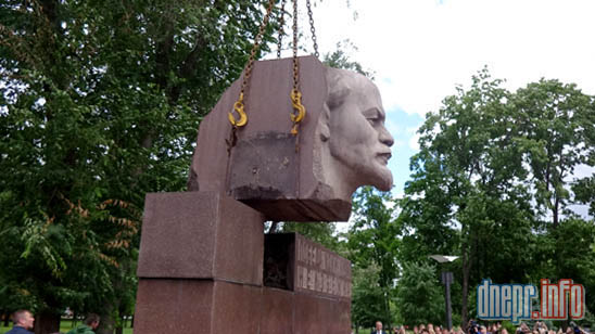 Новости Днепра про В Днепропетровске снесли памятник Ленину возле облгосадминистрации (ФОТО, ВИДЕО)