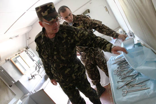Новости Днепра про Днепропетровские военные врачи оказывают помощь в зоне боевых действий как военным, так и гражданским (ФОТО)