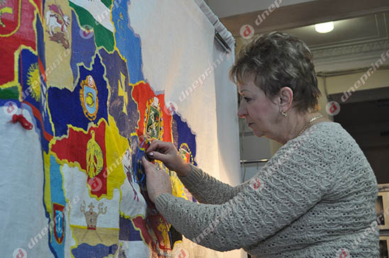 Новости Днепра про Днепропетровцы вышивают карту Украины (ФОТО)