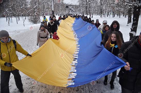 Новости Днепра про Днепропетровцы присоединились к всеукраинской молитве и развернули флаг памяти (ФОТО)