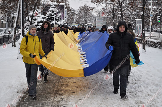 Новости Днепра про Днепропетровцы присоединились к всеукраинской молитве и развернули флаг памяти (ФОТО)