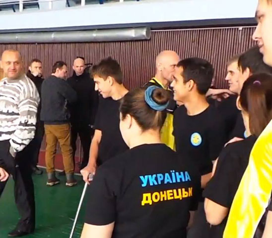 Новости Днепра про Донецкой молодежи пригрозили кулаком за патриотическую одежду (ФОТО)