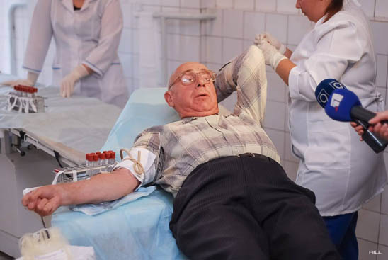 Новости Днепра про Житель Днепропетровска, второй в мире по количеству сданной крови, помогает спасать жизни раненым (ФОТО)