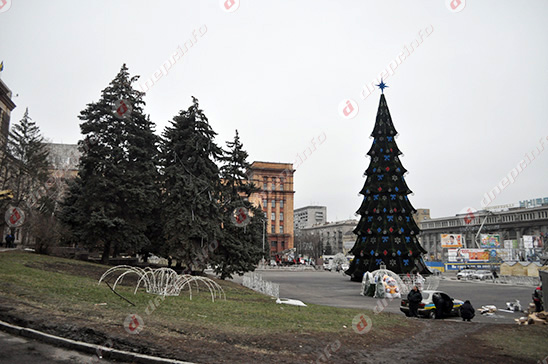 Новости Днепра про Главная елка Днепропетровска практически готова к открытию (ФОТО)