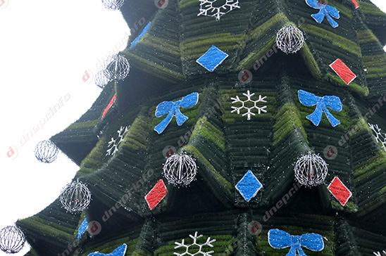 Новости Днепра про Главная елка Днепропетровска практически готова к открытию (ФОТО)
