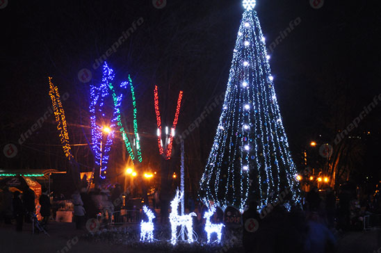 Новости Днепра про В Днепропетровске открылась еще одна елка с праздничным городком (ФОТО, ВИДЕО)