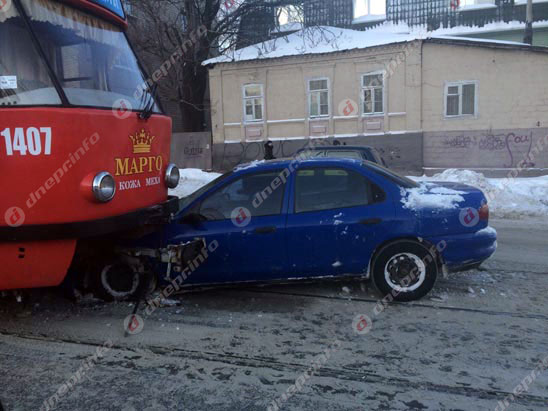 Новости Днепра про На улице Шмидта автомобиль попал под трамвай (ФОТО)