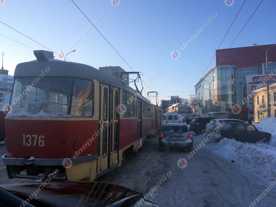 Новости Днепра про На улице Шмидта автомобиль попал под трамвай (ФОТО)