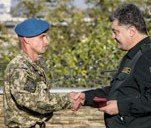 Порошенко на Хортице наградил десантников 25 бригады, батальона милиции и Нацгвардии (ФОТО)