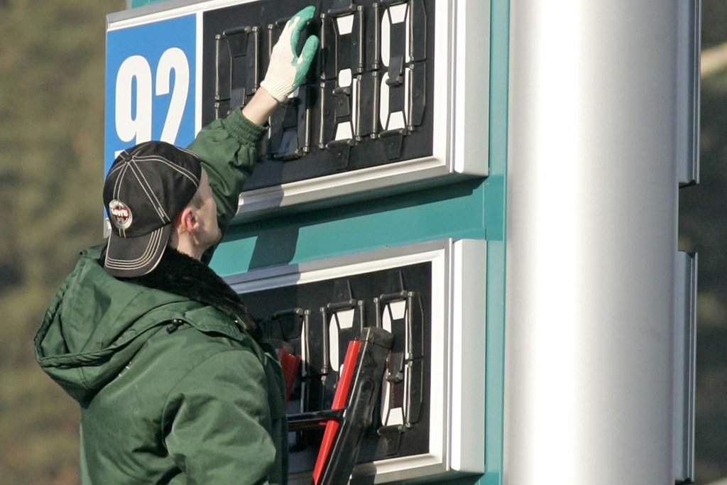 Сводка цен на разные виды топлива по Днепропетровской области.  Цены на бензин и дизель сегодня еще немного снизились.