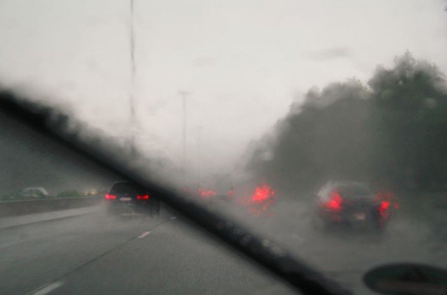 дождь на дороге