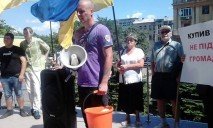 Люстрация по-днепровски: активисты поджидали чиновника с ведром и яйцами