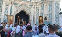 В центре Киева верующие Московского Патриархата скандируют «Пусть воскреснет вторая Россия», и поют «Боже, царя храни»