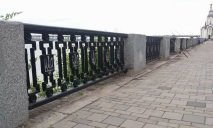 Мэрия Днепра заказала на восстановление ограды на набережной в 2,5 раза больше секций, чем там отсутствует (ФОТО)