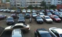 Житель Днепра выступил за аккуратные парковки у многоэтажных домов