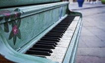 На набережной Днепра появится расписное пианино