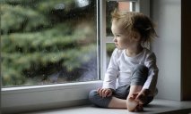 Как обезопасить ребенка от падения из окна – разбираемся вместе с экспертами