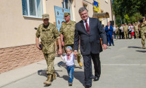 Президент Украины вручил ключи от квартир 24 семьям военных