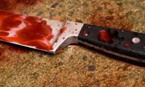 В Днепре женщину на улице ударили кухонным ножом