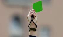 Впервые в истории футбола игроку показали зеленую карточку