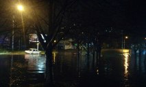 Из-за сильного дождя на Тополе тонут автомобили