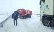 Заложники непогоды: на Днепропетровщине 8 машин вытащили из снежного плена