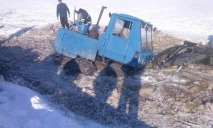 На Днепропетровщине утопили трактор, доставая из водоема школьный автобус
