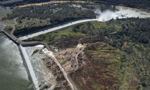 Трагедия в Калифорнии: вода из крупнейшей дамбы грозит смыть десяток населенных пунктов