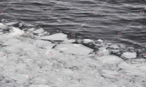 Днепр покрывается льдом: захватывающие фото из соцсетей