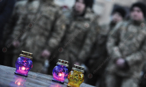 Возле памятника молодому Шевченко выложили герб Украины из свечей