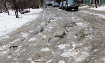 Коммунальщиков Днепра отправили расчищать внутриквартальные дороги (ФОТО)