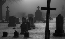 В Днепре водитель врезался в памятники на кладбище