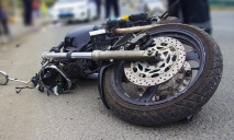 На Днепропетровщине мотоциклист врезался в дорожную электроопору