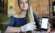 Украинская студентка создала перчатку, озвучивающую жесты через смартфон