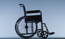 Мужчины катали в инвалидной коляске украденный электродвигатель