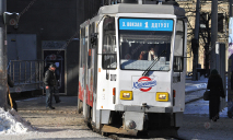 В центре Днепра сошел с рельс трамвай: движение парализовано